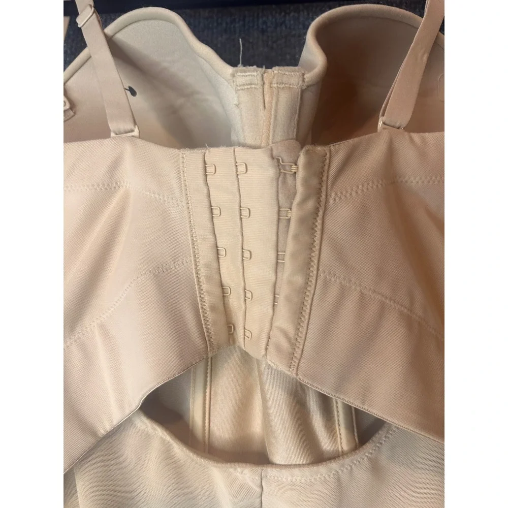 Macy's Shapewear Bodysuit Nude Underwire Firm Control 34DD Style 1250